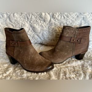 Rockport Boots Size 8M, Cobb Hill Collection, color taupe.